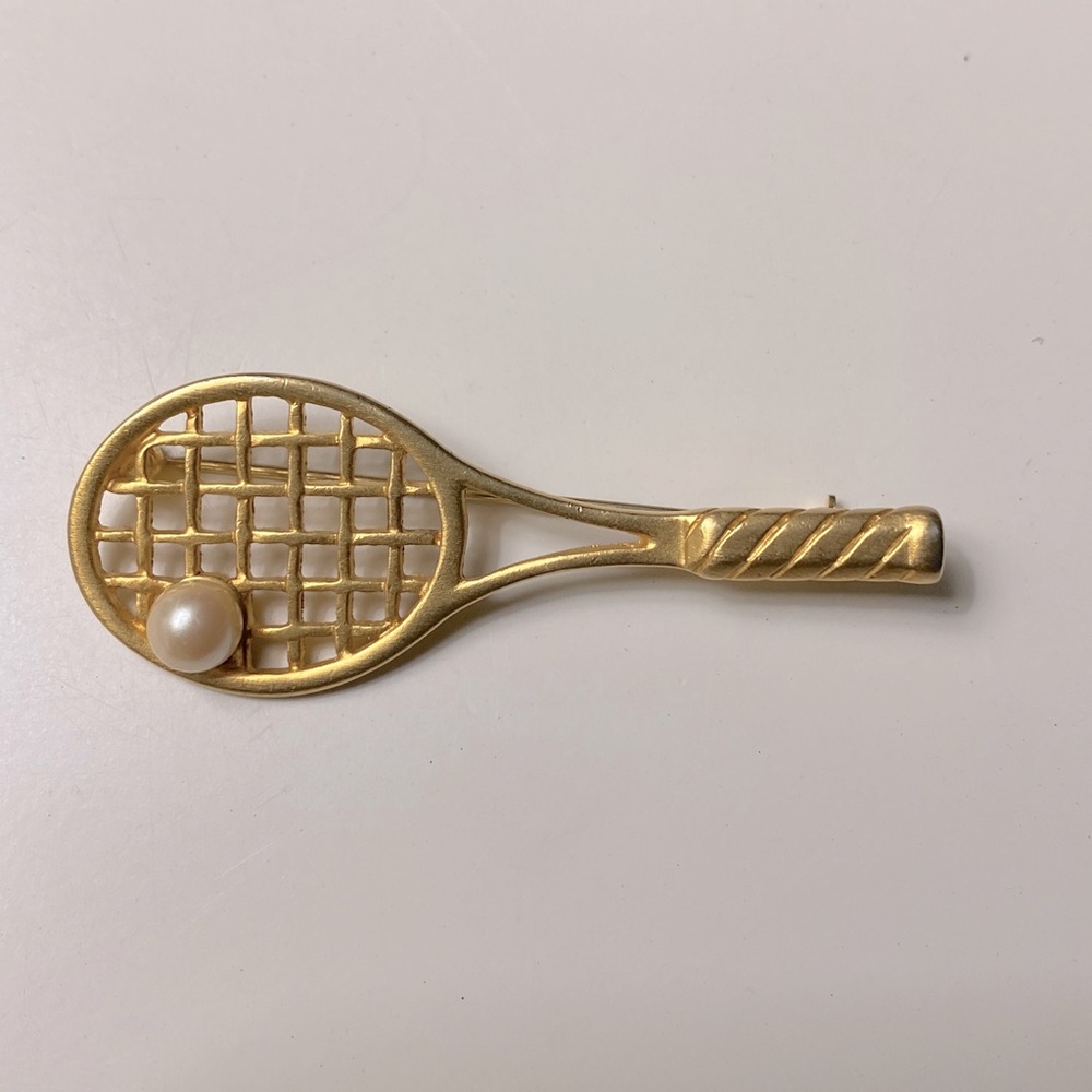 Avon brooch in matte gold with pearl